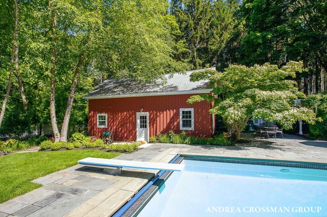 2075 Lakeshore Drive, Fennville, MI 49408