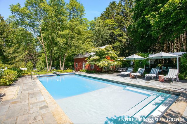 2075 Lakeshore Drive, Fennville, MI 49408