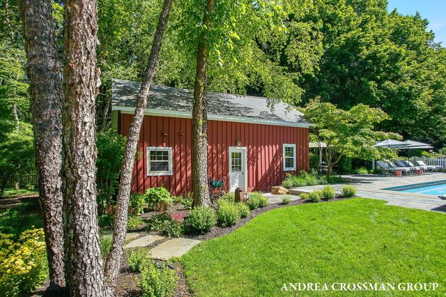 2075 Lakeshore Drive, Fennville, MI 49408