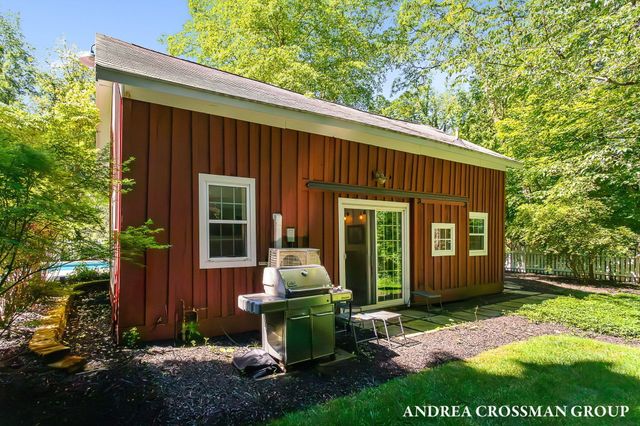 2075 Lakeshore Drive, Fennville, MI 49408
