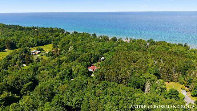 2075 Lakeshore Drive, Fennville, MI 49408