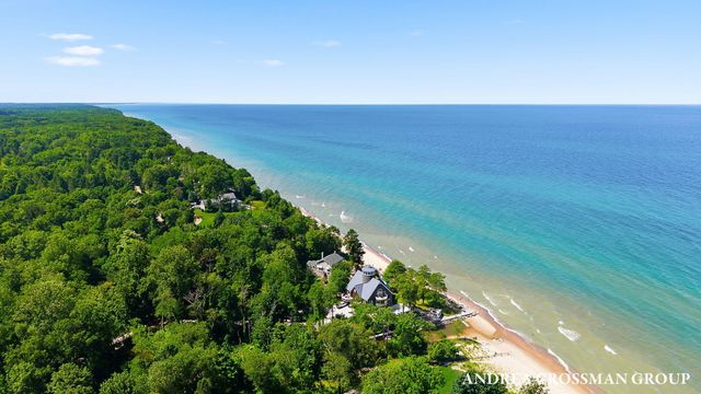 2075 Lakeshore Drive, Fennville, MI 49408