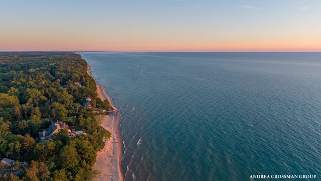 2075 Lakeshore Drive, Fennville, MI 49408