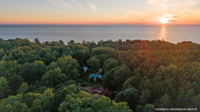 2075 Lakeshore Drive, Fennville, MI 49408