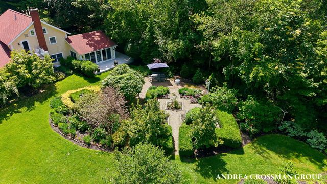 2075 Lakeshore Drive, Fennville, MI 49408