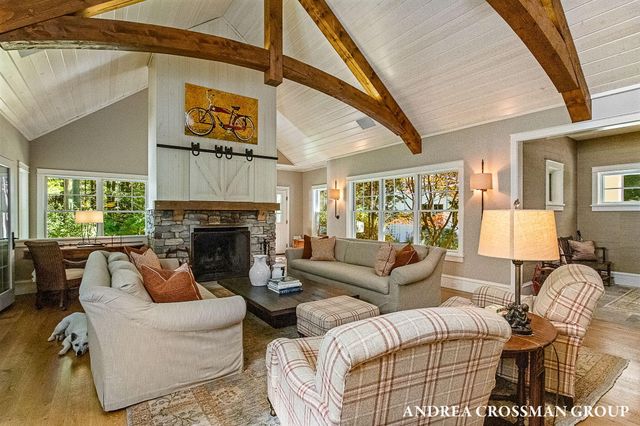 2075 Lakeshore Drive, Fennville, MI 49408