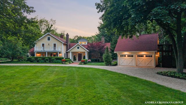 2075 Lakeshore Drive, Fennville, MI 49408