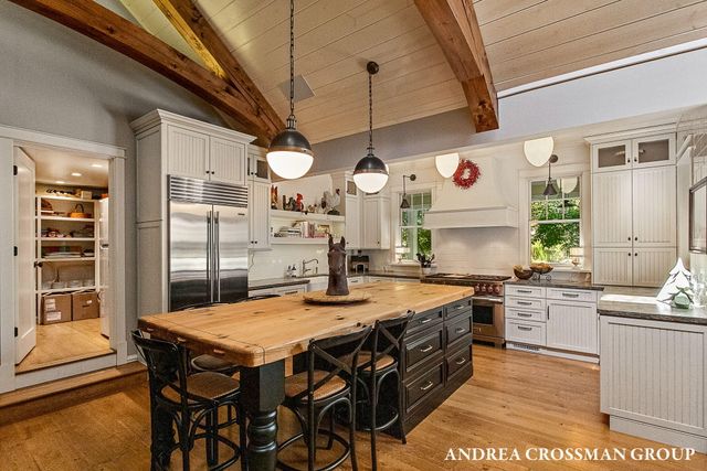 2075 Lakeshore Drive, Fennville, MI 49408