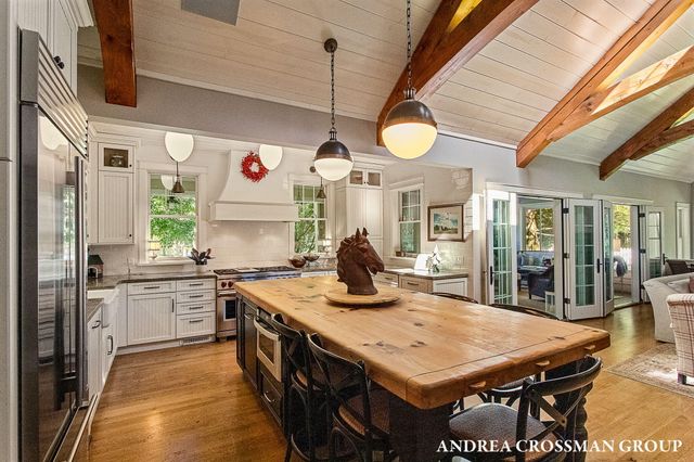 2075 Lakeshore Drive, Fennville, MI 49408