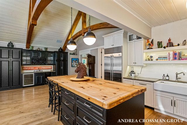 2075 Lakeshore Drive, Fennville, MI 49408