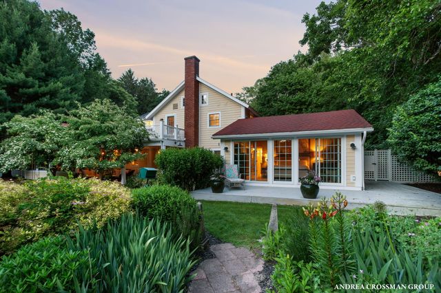 2075 Lakeshore Drive, Fennville, MI 49408