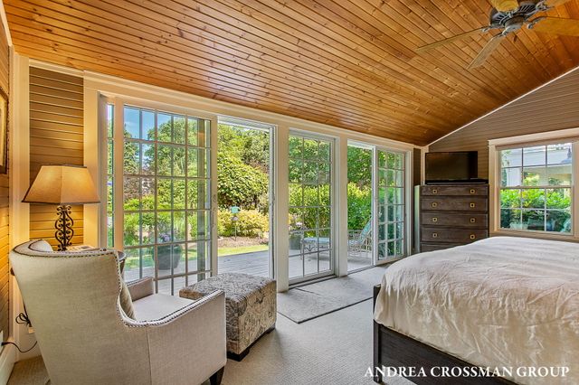 2075 Lakeshore Drive, Fennville, MI 49408