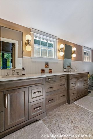 2075 Lakeshore Drive, Fennville, MI 49408