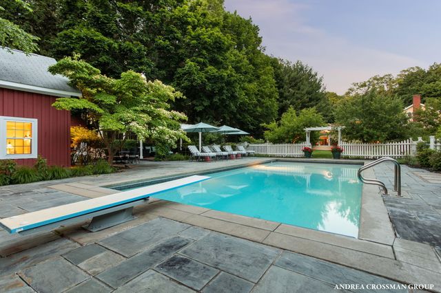 2075 Lakeshore Drive, Fennville, MI 49408