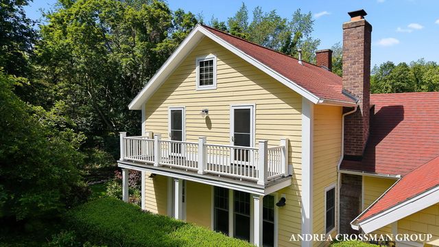 2075 Lakeshore Drive, Fennville, MI 49408