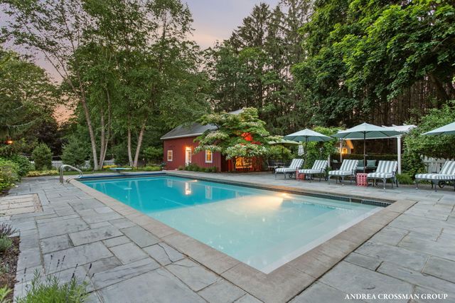 2075 Lakeshore Drive, Fennville, MI 49408