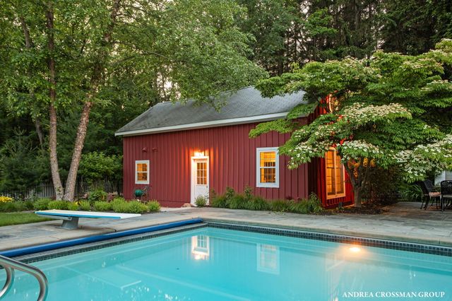 2075 Lakeshore Drive, Fennville, MI 49408