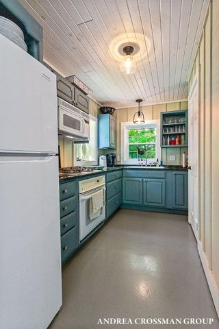 2075 Lakeshore Drive, Fennville, MI 49408