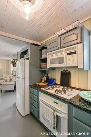 2075 Lakeshore Drive, Fennville, MI 49408
