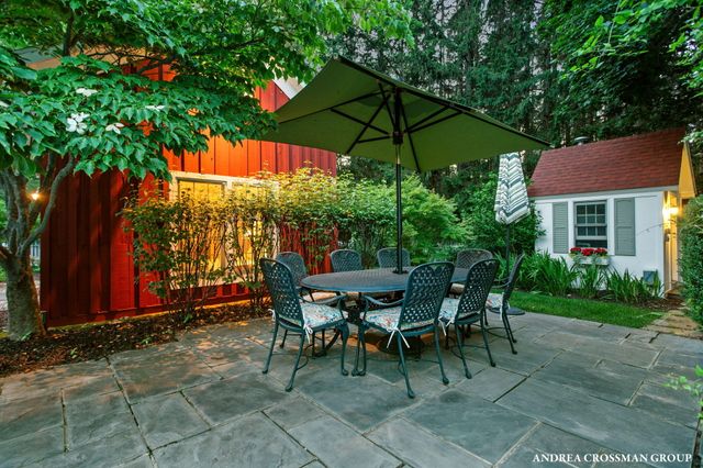 2075 Lakeshore Drive, Fennville, MI 49408