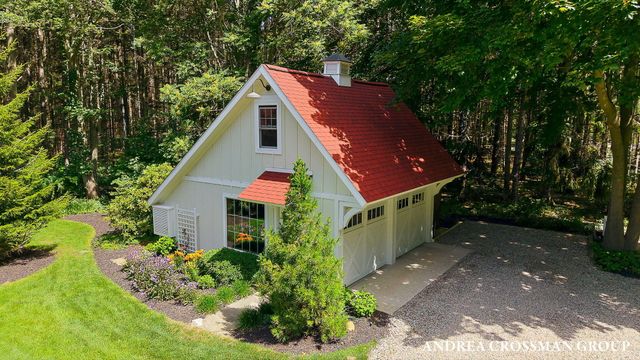 2075 Lakeshore Drive, Fennville, MI 49408