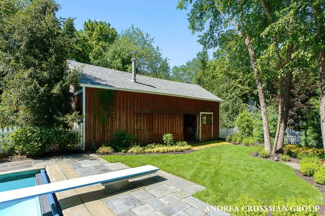 2075 Lakeshore Drive, Fennville, MI 49408