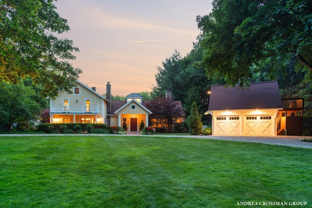 2075 Lakeshore Drive, Fennville, MI 49408