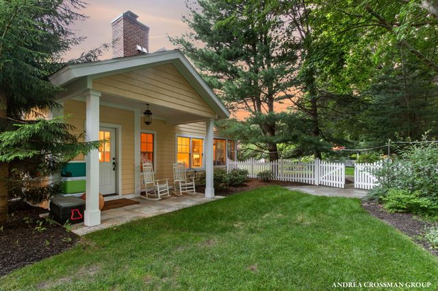 2075 Lakeshore Drive, Fennville, MI 49408