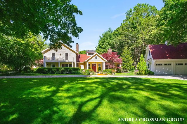 2075 Lakeshore Drive, Fennville, MI 49408