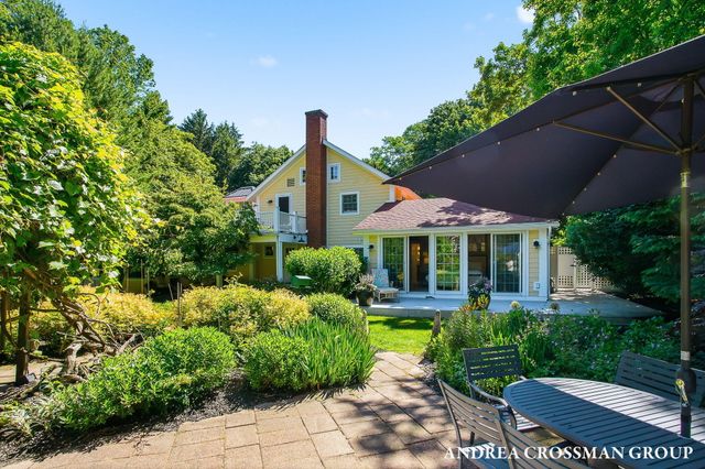 2075 Lakeshore Drive, Fennville, MI 49408