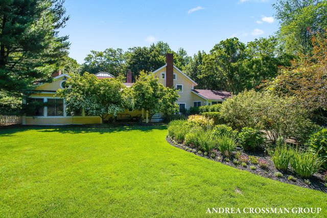 2075 Lakeshore Drive, Fennville, MI 49408