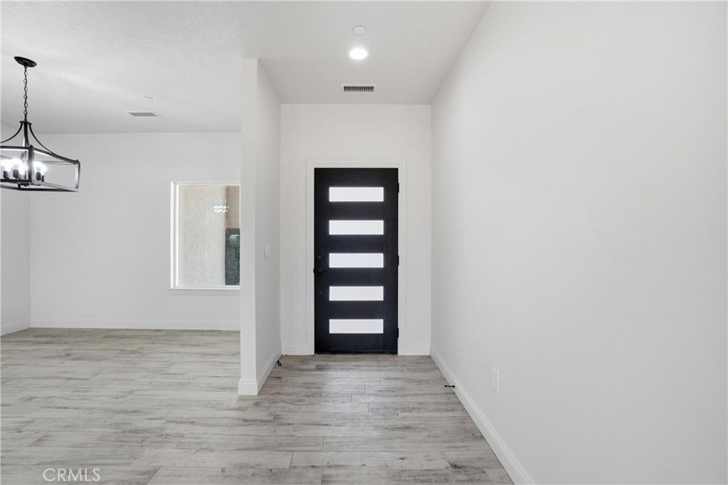 Image 11 of property listing at 22819 Little Beaver Road, Apple Valley, CA 92308