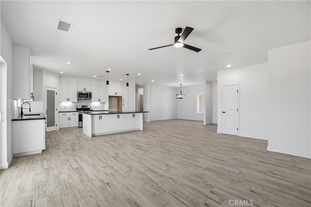 Image 15 of property listing at 22819 Little Beaver Road, Apple Valley, CA 92308