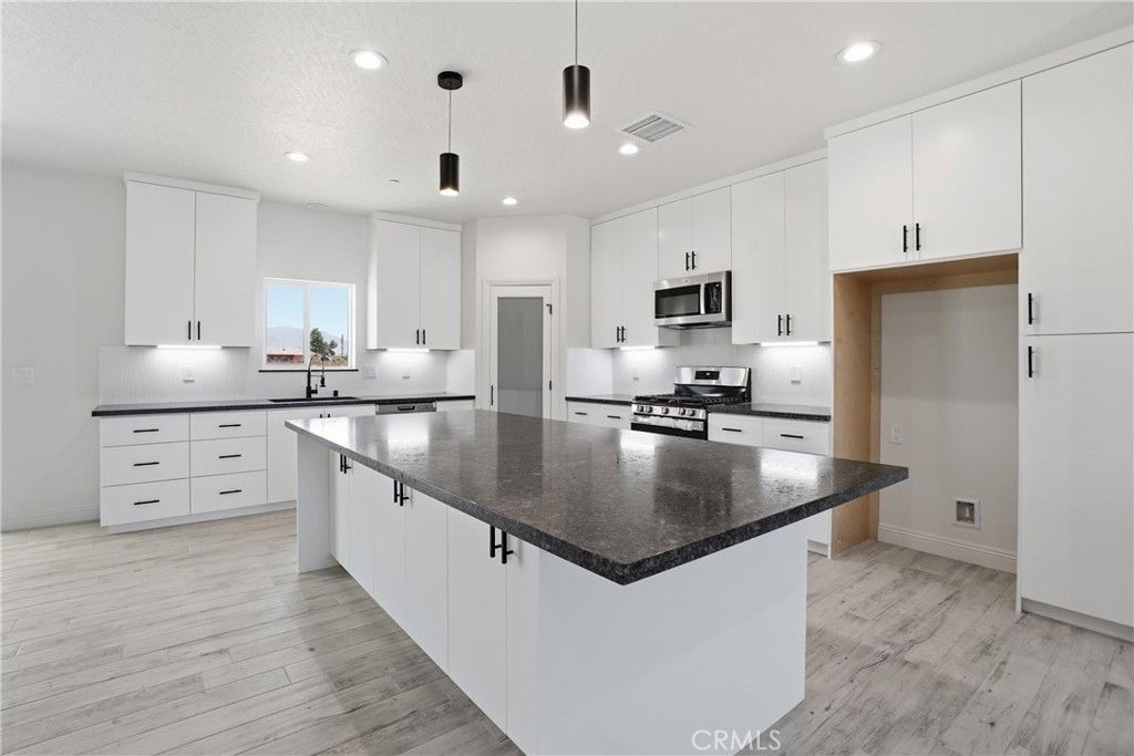 Image 17 of property listing at 22819 Little Beaver Road, Apple Valley, CA 92308