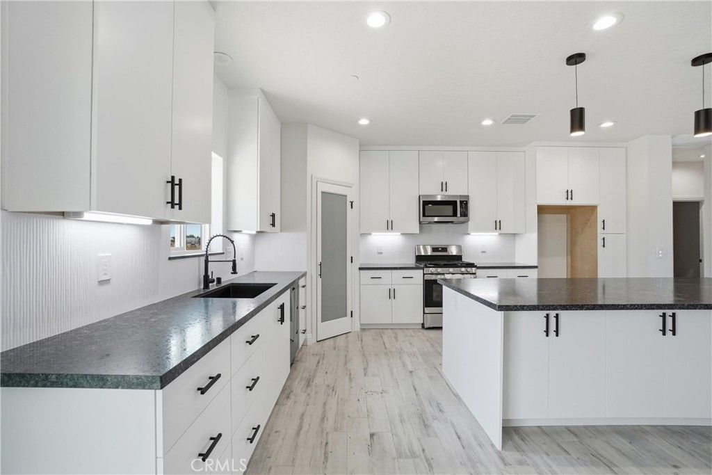 Image 18 of property listing at 22819 Little Beaver Road, Apple Valley, CA 92308