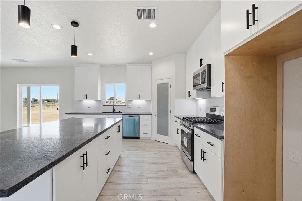 Image 19 of property listing at 22819 Little Beaver Road, Apple Valley, CA 92308