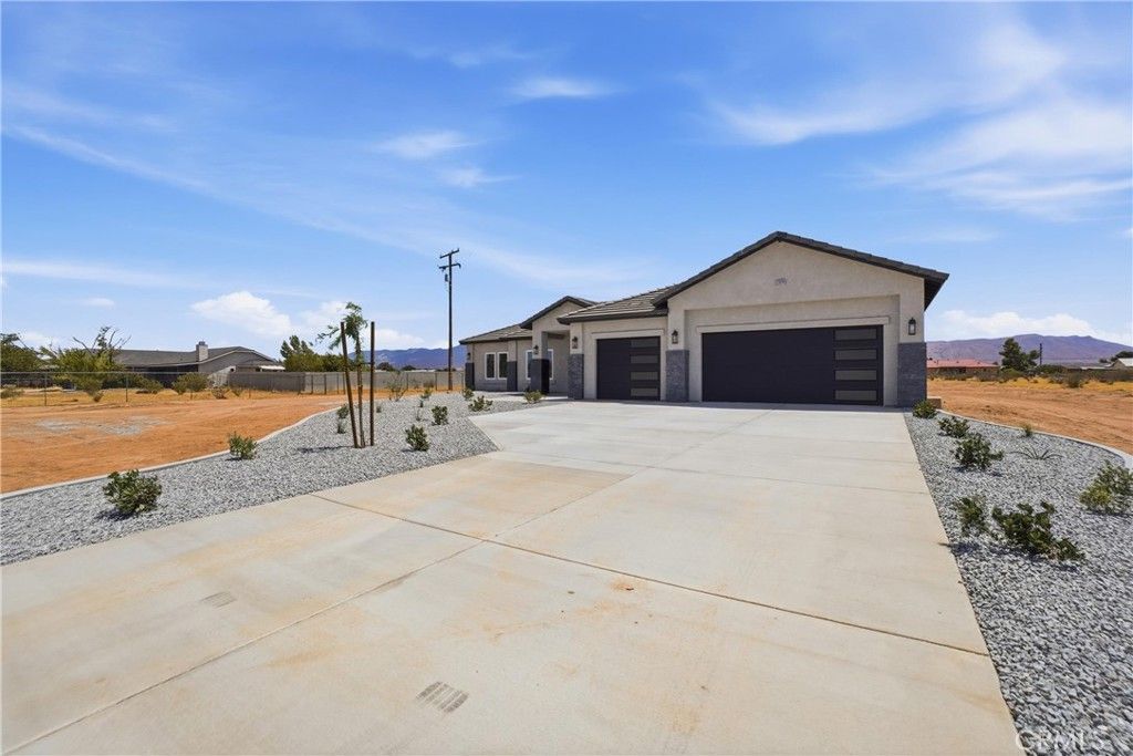 Image 2 of property listing at 22819 Little Beaver Road, Apple Valley, CA 92308