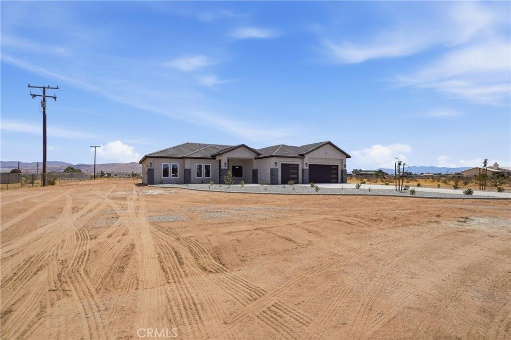 Image 3 of property listing at 22819 Little Beaver Road, Apple Valley, CA 92308