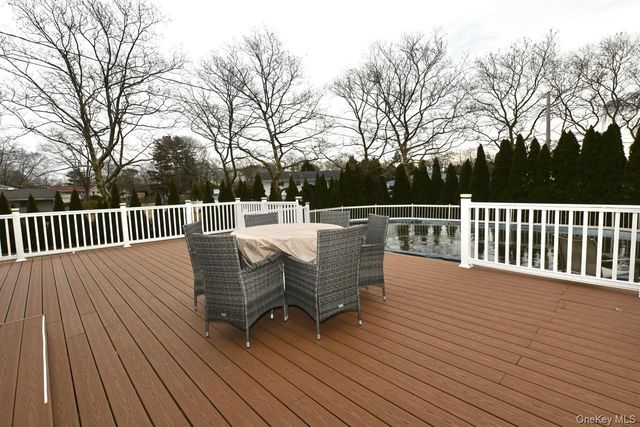 7 McNulty Street, Dix Hills, NY 11746