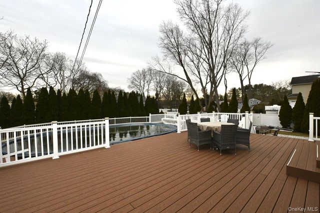 7 McNulty Street, Dix Hills, NY 11746