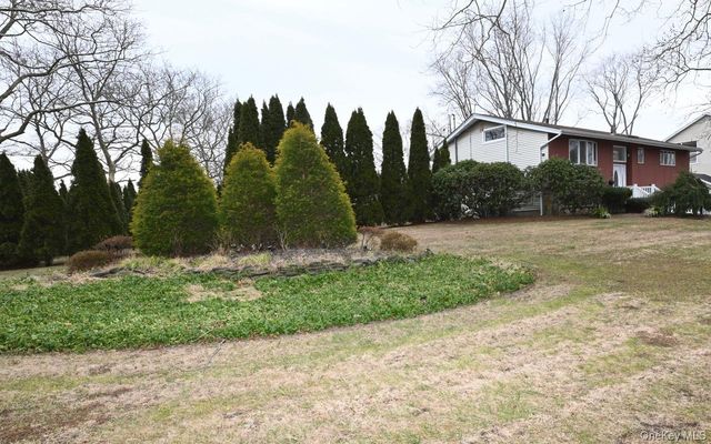 7 McNulty Street, Dix Hills, NY 11746