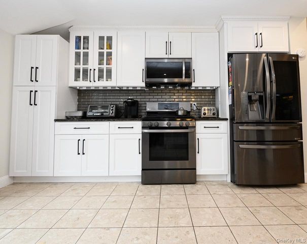 7 McNulty Street, Dix Hills, NY 11746