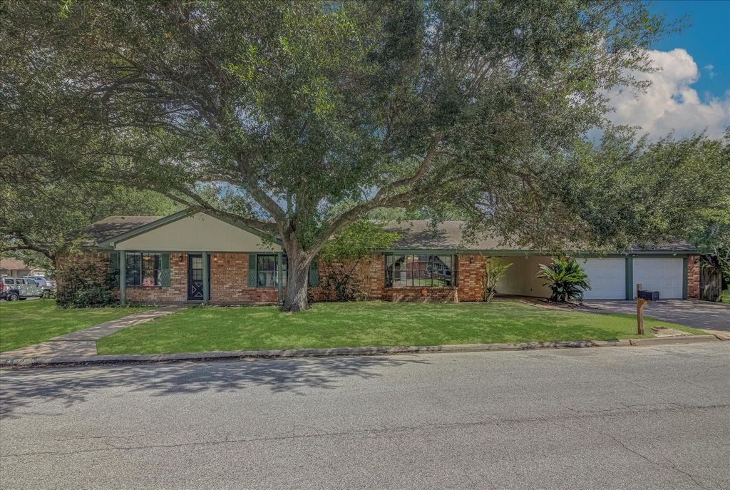 1301 Bay Ridge Boulevard, Bay City, TX 77414