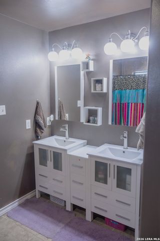 524 Indian Crossing, Jourdanton, TX 78026