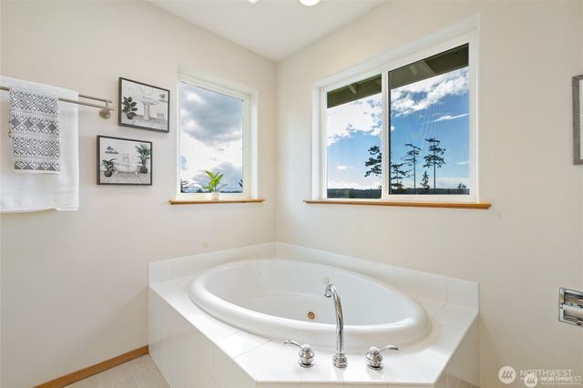 2255 Aviator Lane, Oak Harbor, WA 98277