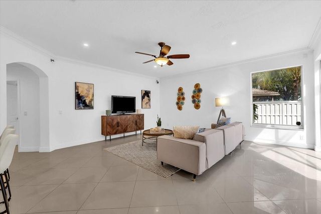 13702 NW 10th Ct, Pembroke Pines, FL 33028