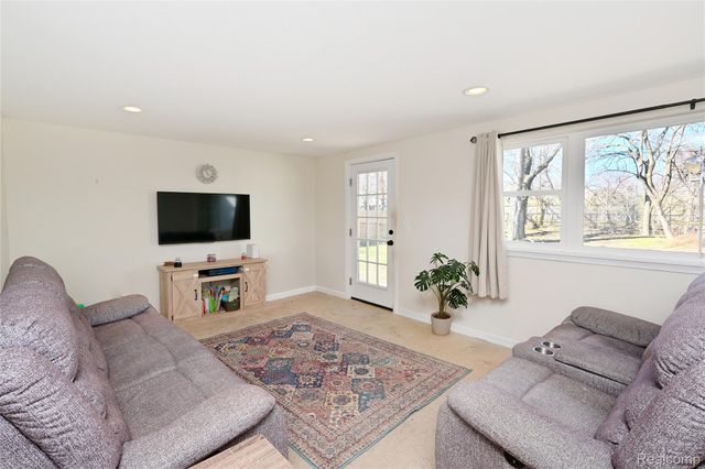 3581 Lawrence Avenue, Waterford Charter Township, MI 48329