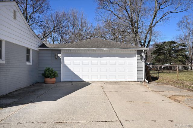 3581 Lawrence Avenue, Waterford Charter Township, MI 48329