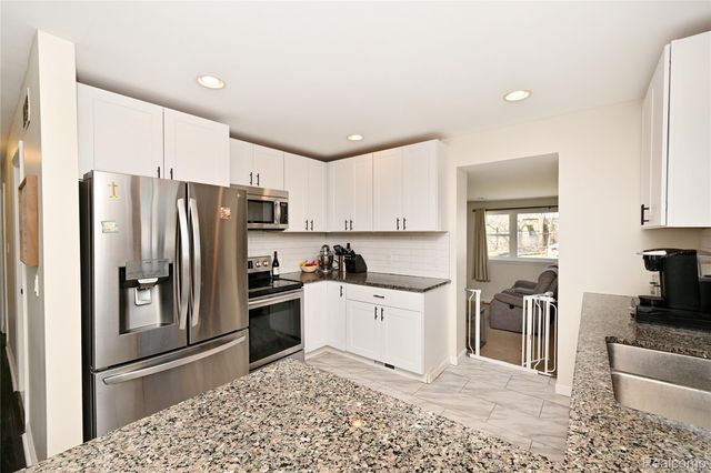 3581 Lawrence Avenue, Waterford Charter Township, MI 48329