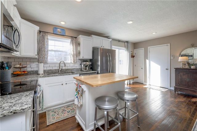 7440 Walmer Street, Overland Park, KS 66204